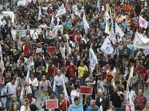 Les fonctionnaires français manifestent pour leur statut