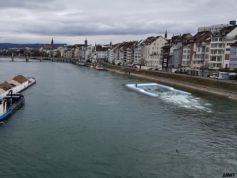 Une vague artificielle pour surfer sur le Rhin à Bâle