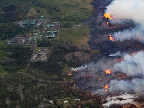 La lave approche une usine géothermique à Hawaï