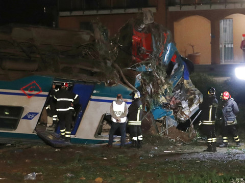 Deux morts et 18 blessés dans un accident de train en Italie