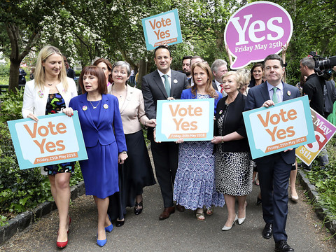 Les Irlandais vote pour ou contre la suppression de l'interdiction de l'avortement