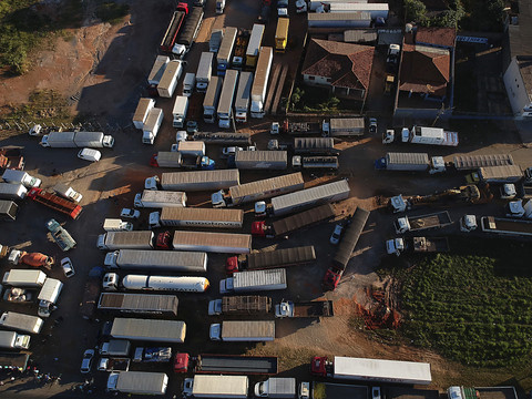 Grèves des routiers : Brasilia mobilise l'armée, un syndicat recule