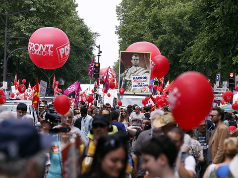 Les anti-Macron descendent dans la rue en France
