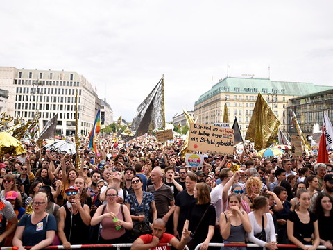 L'extrême droite et ses détracteurs dans la rue à Berlin
