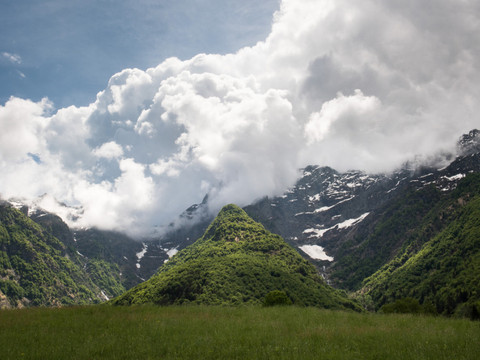 Des citoyens tessinois votent sur la création d'un parc national