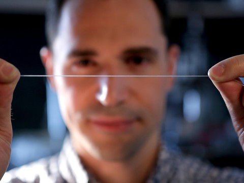 Les premiers nerfs pour robots à base d'une super-fibre suisse