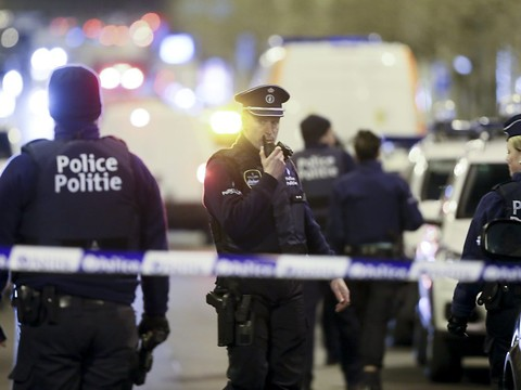 Trois morts, dont deux policiers, l'assaillant abattu
