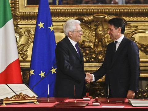 Le gouvernement populiste prêt serment en Italie