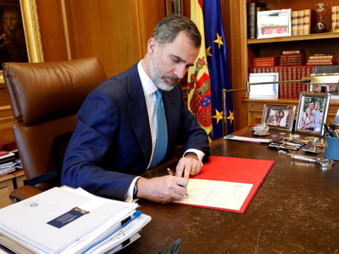 Le socialiste Sanchez prête serment pour gouverner l'Espagne