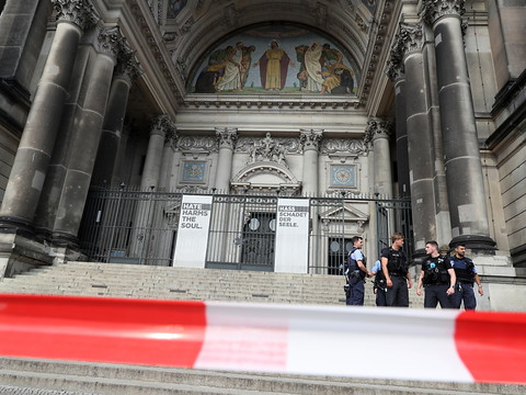 La police tire sur un forcené dans la cathédrale de Berlin