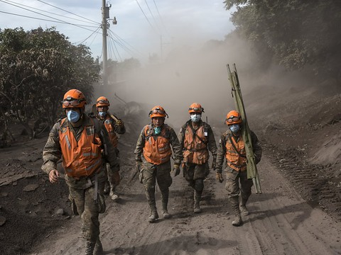 Les recherches perturbées par un regain d'activité du volcan de Feu