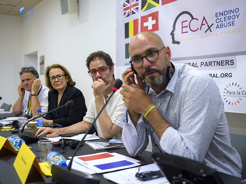 Les victimes d'abus sexuels veulent du pape des annonces à Genève