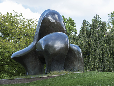 Les formes organiques du sculpteur Henry Moore exposées en Bretagne