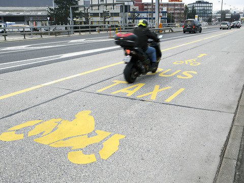 Le test des deux-roues motorisés sur la voie de bus prend fin