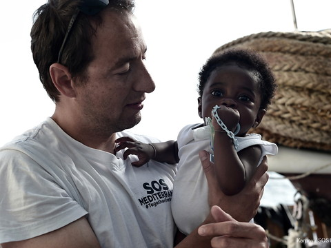 Encore au moins quatre jours de mer pour les migrants de l'Aquarius