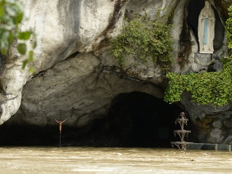 La grotte de Lourdes envahie par les eaux du Gave
