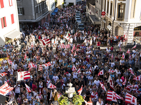 La foule attendue pour fêter le vote sur l'appartenance cantonale