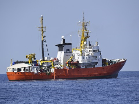 Après une semaine d'errance, les migrants de l'Aquarius à bon port