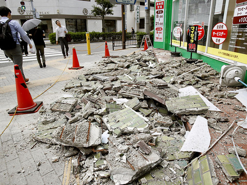 Un puissant séisme fait au moins trois morts dans l'ouest du Japon