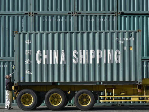 Représailles commerciales: Trump menace Pékin qui promet de réagir