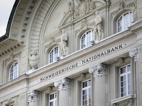 La BNS maintient les taux négatifs