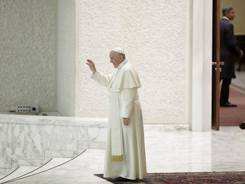 Le pape François accueilli par Alain Berset à Genève