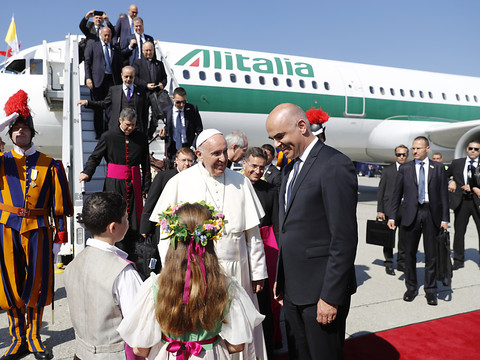 Le pape François accueilli par Alain Berset à Genève