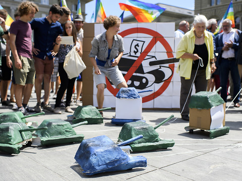 Le GSsA met la pression sur le financement du commerce de guerre