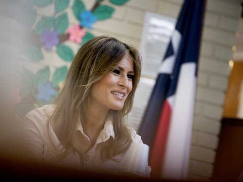 La discrète Melania Trump rencontre des enfants sans-papiers