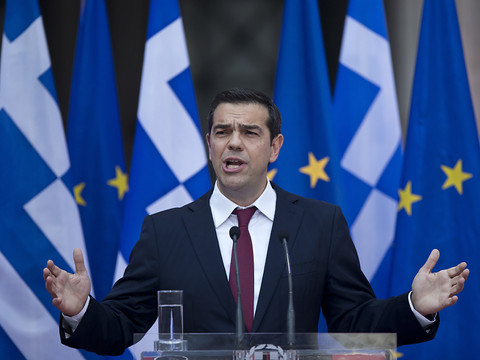Alexis Tsipras salue, en cravate, un accord de l'Eurogroupe