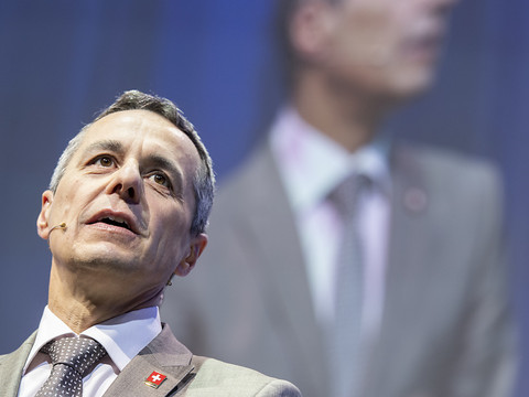 Les délégués PS, PLR et UDC réunis en assemblée