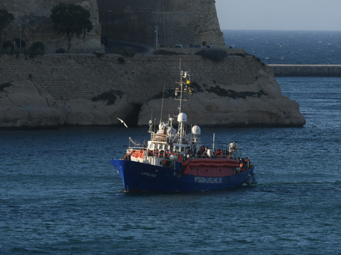 Le Lifeline est à quai dans le port de La Valette à Malte