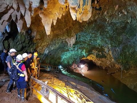 Enfants dans une grotte inondée: les sauveteurs avancent