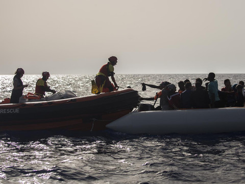 Une ONG espagnole sauve 59 migrants, l'Italie leur refuse l'accès