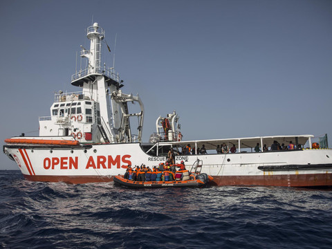 Les migrants sauvés par une ONG espagnole en route vers Barcelone
