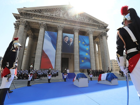 Macron salue la mémoire de Simone Veil, 