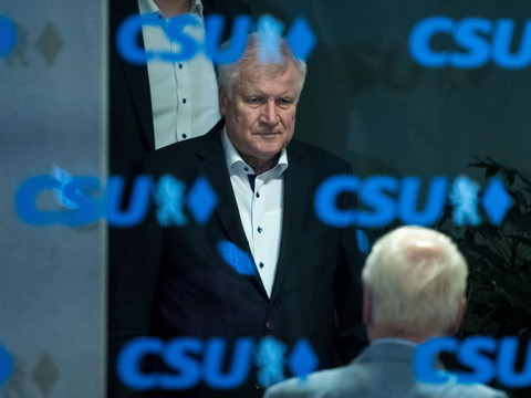 Le ministre allemand en conflit avec Merkel menace de démissionner