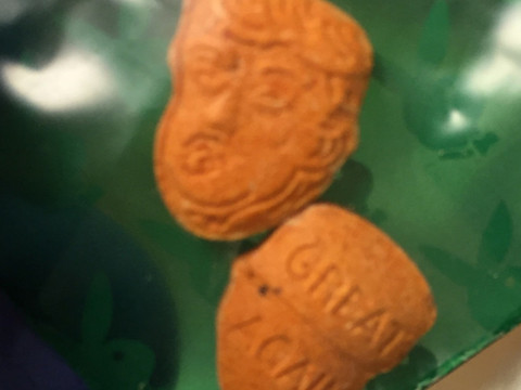 Découverte de cachets d'ecstasy orange à l'effigie de Donald Trump
