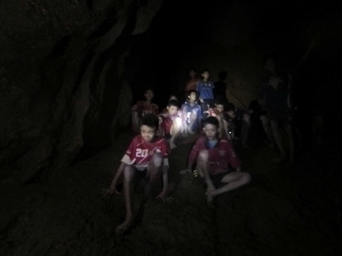 Thaïlande: des vivres acheminées aux enfants piégés dans une grotte