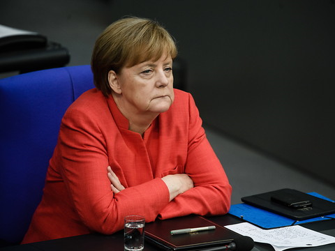 Attaquée, Merkel défend le compromis sur la politique migratoire