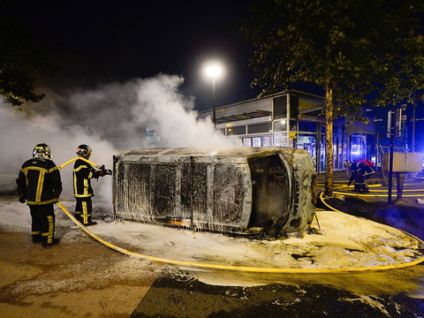 Violences à Nantes après la mort d'un jeune tué par un policier