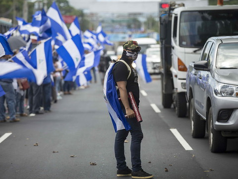 Nicaragua: chaîne humaine pour demander le départ du président