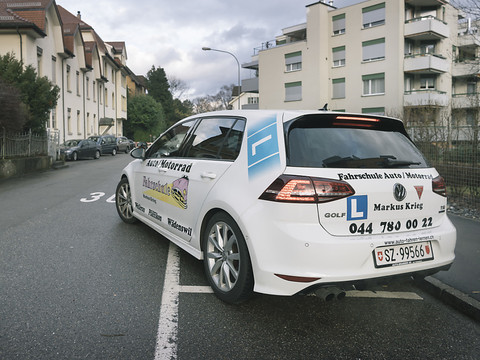 L'élève conducteur et l'expert cassent la voiture-école