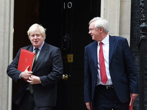 Theresa May perd deux ministres à cause de désaccords sur le Brexit