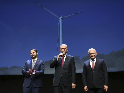 Turquie: Erdogan dévoile un nouveau cabinet avec son gendre aux Finances