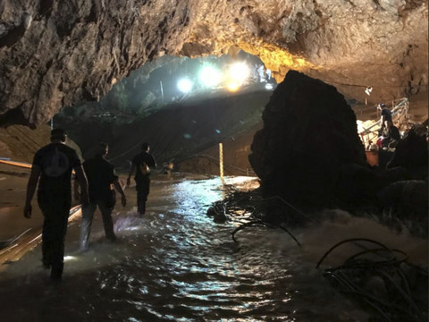 Thaïlande: les treize rescapés de la grotte inondée évacués