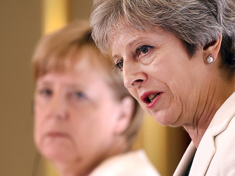 May réunit son gouvernement remanié après deux démissions