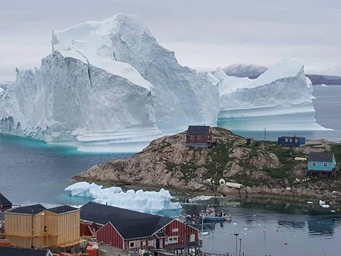 Un gigantesque iceberg menace un village du Groenland