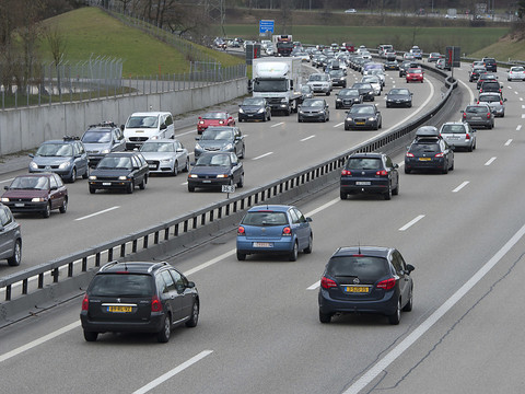 La réduction de la vitesse lors de trafic surchargé est positive sur les autoroutes