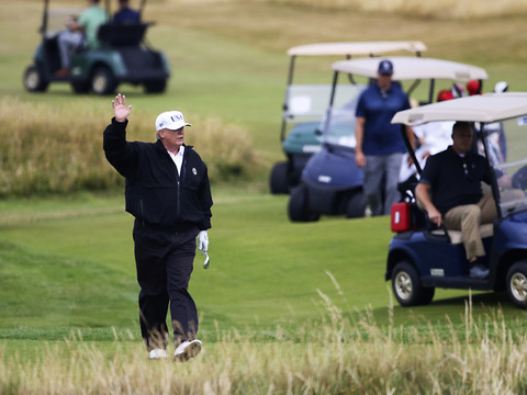 Trump joue au golf en Ecosse, des milliers d'opposants dans la rue